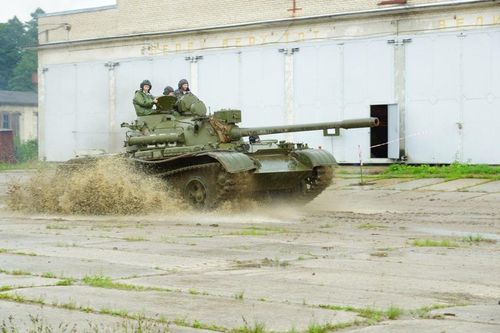 Nga cấp tốc huy động xe tăng T-55 và PT-76 'đạo cụ' từ xưởng phim Mosfilm