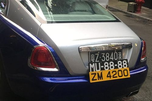 Ô tô cùng lúc gắn 3 biển số