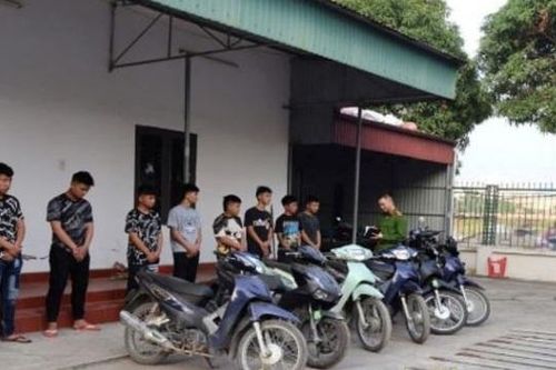 Hai nhóm thanh niên vác hung khí truy đuổi nhau trên đường