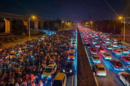 Toàn cảnh vụ Khai Phong 'vỡ trận' vì 100.000 sinh viên đạp xe ăn đêm