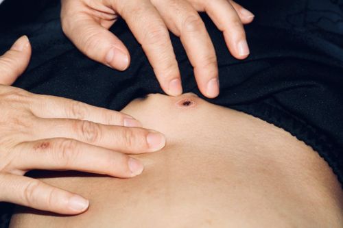 Bé trai nhập viện chỉ vì một vết loét tròn nhỏ