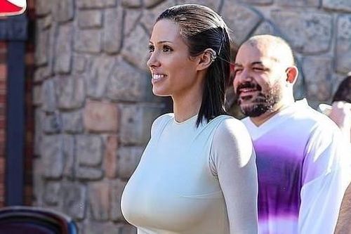 Vợ Kanye West không còn hở hang