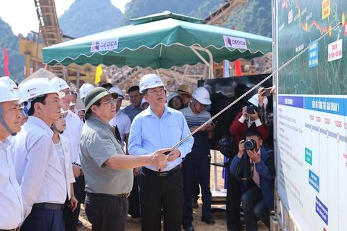 Thủ tướng Phạm Minh Chính kiểm tra 2 dự án cao tốc huyết mạch