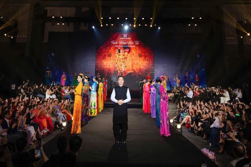 Nhà thiết kế Đỗ Trịnh Hoài Nam làm show áo dài tri ân Trường đại học Mỹ thuật Công nghiệp
