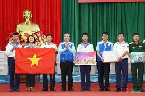 TP Hồ Chí Minh trao tặng trang thiết bị, công trình nghĩa tình tặng cán bộ, chiến sĩ Vùng 5 Hải quân