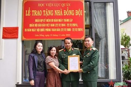 Học viện Lục quân trao tặng Nhà đồng đội