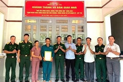 Đoàn Kinh tế - Quốc phòng 778 bàn giao 'Mái ấm công đoàn' tặng đoàn viên công đoàn khó khăn