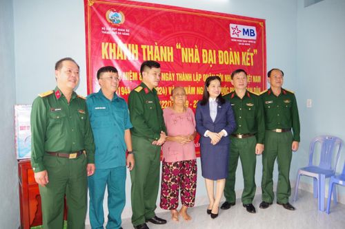 Trao nhà Đại đoàn kết cho hộ nghèo