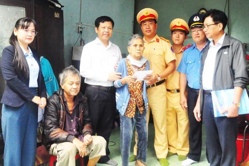 Thăm viếng và hỗ trợ tiền cho thân nhân người bị tai nạn giao thông