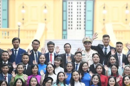 99 Nhà giáo trẻ tiêu biểu toàn quốc vào Lăng viếng Bác và báo công dâng lên Người
