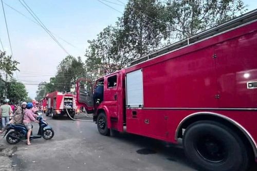 Giải cứu 2 người trong vụ cháy tại cơ sở kinh doanh đồ cúng ở Tây Ninh