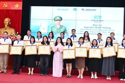 Lãnh đạo Bộ GD&ĐT gặp mặt 60 nhà giáo trong Chương trình 'Chia sẻ cùng thầy cô'