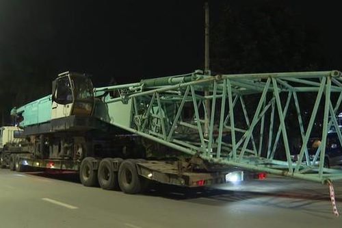 Xe chở siêu trường, siêu trọng đi ngược chiều trên quốc lộ 1A