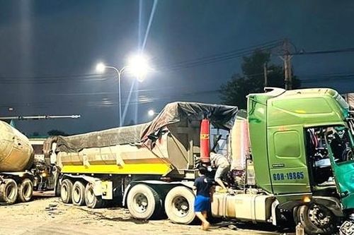 Xe ben tông liên tiếp nhiều ô tô ở Bình Dương