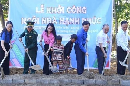 Xây 'nhà hạnh phúc' tặng hai em nhỏ dân tộc Chứt mồ côi