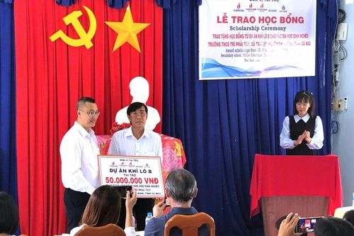Dự án Khí Lô B trao học bổng cho học sinh có hoàn cảnh khó khăn