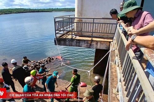 Clip hàng trăm người tham gia khắc phục sự cố thủng cống hồ chứa nước