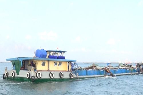 Bắt giữ tàu vận chuyển cát trái phép cùng đối tượng tàng trữ ma túy
