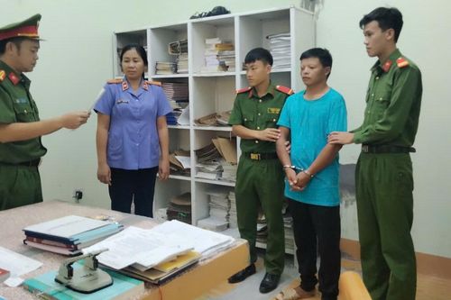 Khởi tố đối tượng đấm vào mặt công an khi bị lập biên bản