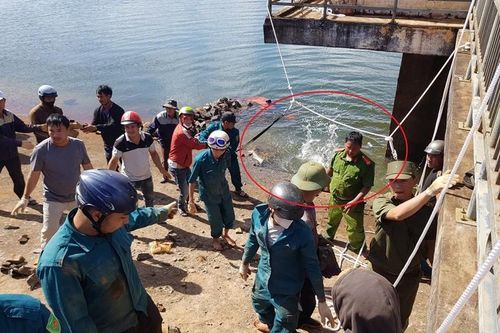 Khuân đá, vác cát xử lý sự cố tại hồ chứa nước ở Gia Lai