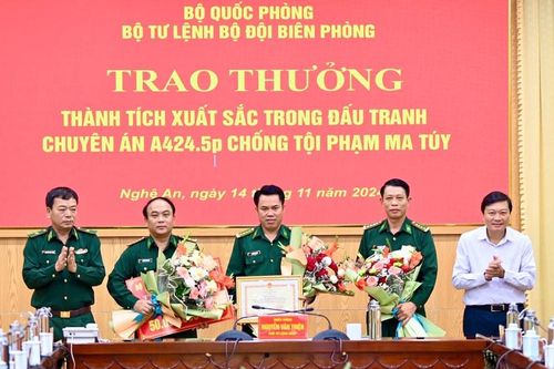 Trao thưởng chuyên án bắt giữ 5 đối tượng vận chuyển trái phép 70kg ma túy tổng hợp vào Nghệ An