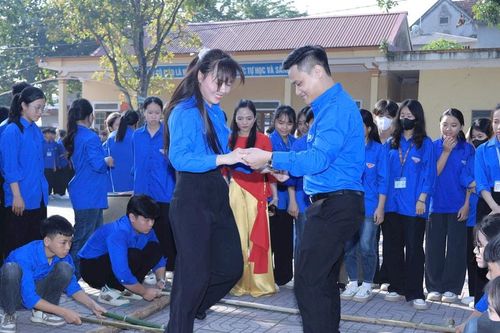 Học sinh Nghệ An đi cà kheo, làm nồi đất, hát dân ca tại diễn đàn 'Tuổi trẻ với nhiệm vụ chấn hưng văn hóa'