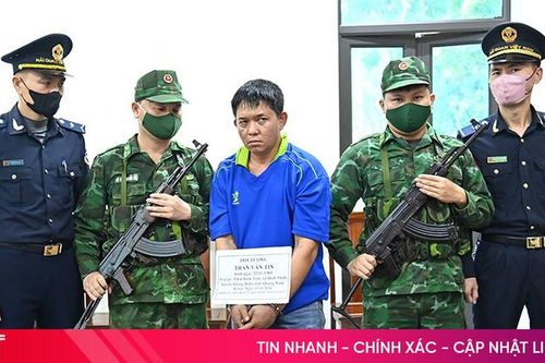 Bắt đối tượng vận chuyển ma túy, súng quân dụng qua biên giới