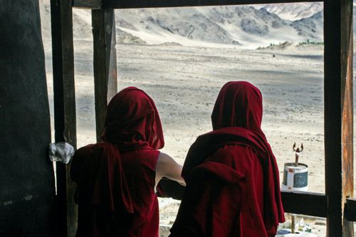Triển lãm 'Solivagant/ Độc hành' của học giả Phật giáo Venerable Tenzin Priyadarshi Rinpoche: Đến để tĩnh tâm và soi rọi…