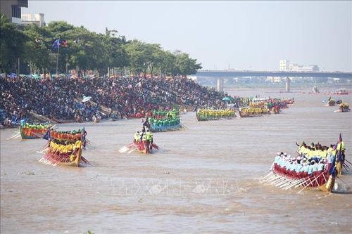Campuchia tưng bừng khai hội đua thuyền