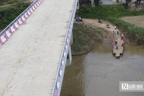 Cầu hơn 36 tỷ đồng xây xong, người dân vẫn phải đi phà qua sông