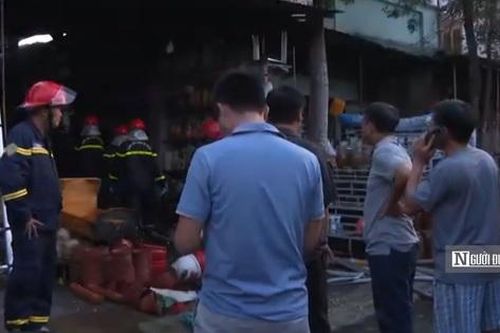 Giải cứu 2 người mắc kẹt trong đám cháy cửa hàng kinh doanh đồ thờ cúng
