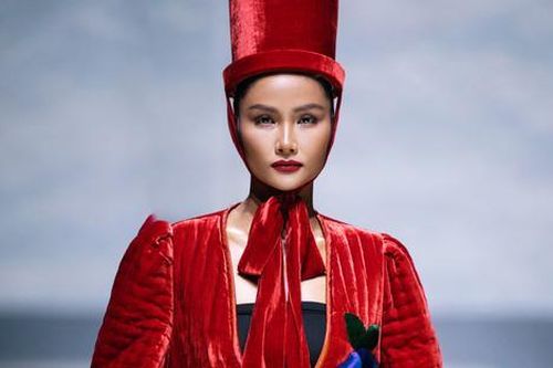 H'Hen Niê tỏa sáng trong show diễn của NTK Đức Hùng