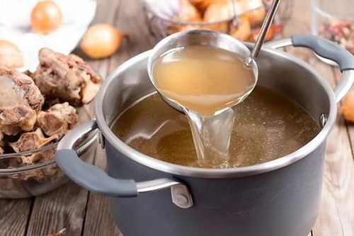 Tác dụng không ngờ của nước 'hầm xương' đối với làn da