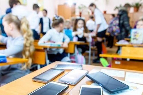 Lợi và hại khi trường siết học sinh dùng điện thoại - Bài cuối: Kinh nghiệm của các nước
