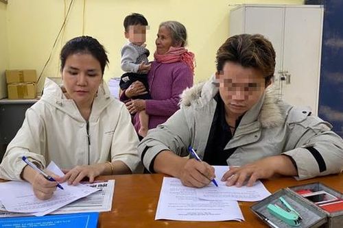 Người mẹ vỡ òa hạnh phúc sau hơn 1 năm tìm con