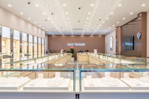 Huy Thanh Jewelry công khai giá trên mỗi sản phẩm trưng bày để khách thoải mái lựa chọn