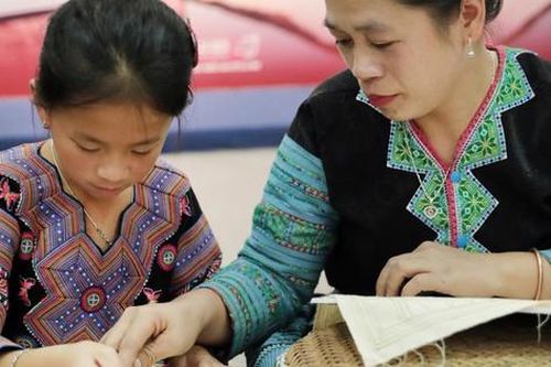 Độc đáo sáp ong - sắc chàm