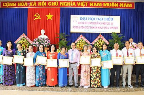 Cựu giáo chức góp sức xây dựng quê hương