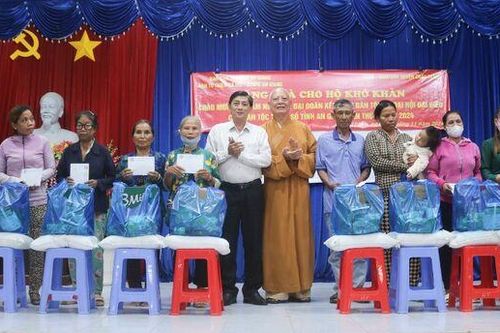 Tặng trên 150 phần quà cho đồng bào dân tộc thiểu số huyện Châu Thành