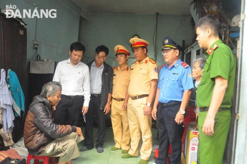 Thăm hỏi gia đình các nạn nhân tử vong do tai nạn giao thông có hoàn cảnh khó khăn