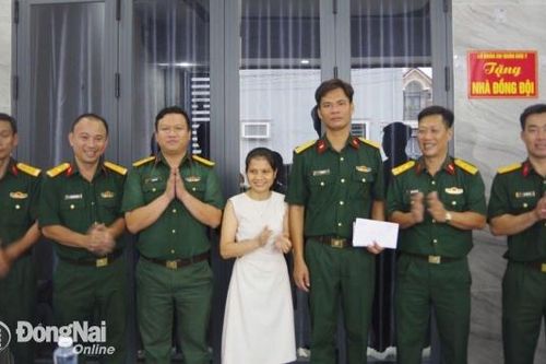 Trao tặng 3 căn nhà đồng đội, nhà tình nghĩa quân dân
