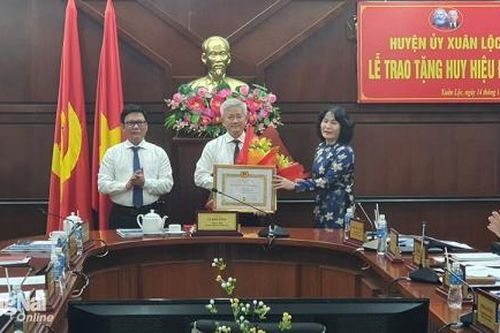 Trao Huy hiệu 30 năm tuổi Đảng cho Bí thư Huyện ủy Xuân Lộc Lê Kim Bằng