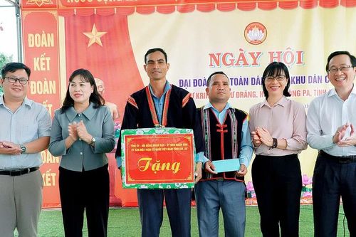 Phó Chủ tịch UBND tỉnh Nguyễn Thị Thanh Lịch dự Ngày hội Đại đoàn kết dân tộc tại buôn Chư Krih