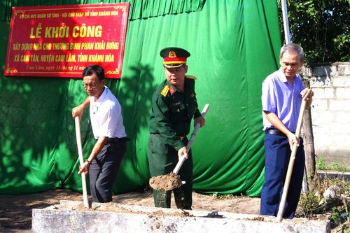 Khởi công xây tặng nhà cho một thương binh ở huyện Cam Lâm