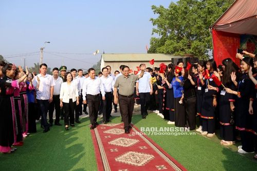 Thủ tướng Chính phủ Phạm Minh Chính dự ngày hội đại đoàn kết toàn dân tộc tại khu 8, thị trấn Na Sầm, huyện Văn Lãng