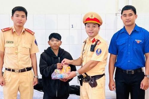 Đạ Tẻh: Kịp thời hỗ trợ, giúp đỡ người đi đường gặp nạn