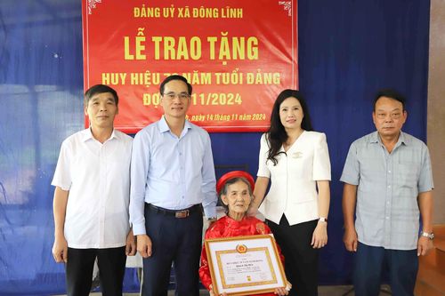 Trao huy hiệu 70 năm tuổi Đảng tại huyện Thanh Ba