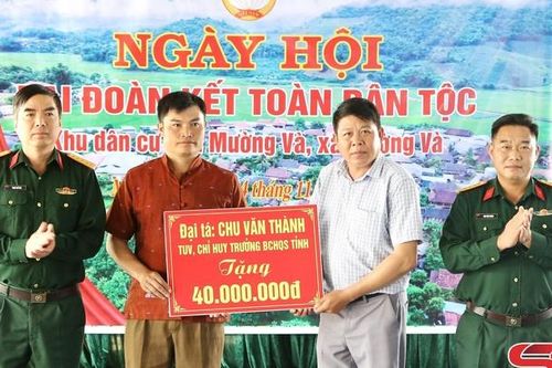 Đồng chí Chỉ huy trưởng Bộ CHQS tỉnh dự Ngày hội đại đoàn kết các dân tộc tại huyện Sốp Cộp