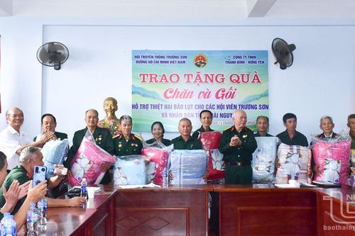Tặng quà cho người dân và hội viên cựu chiến sĩ Trường Sơn
