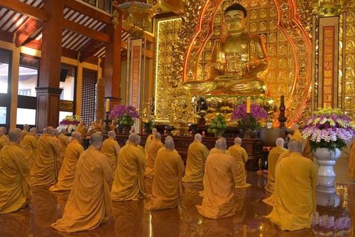 Đức Pháp chủ cùng chư Tăng thính giới trong Lễ Bố-tát tại Việt Nam Quốc Tự